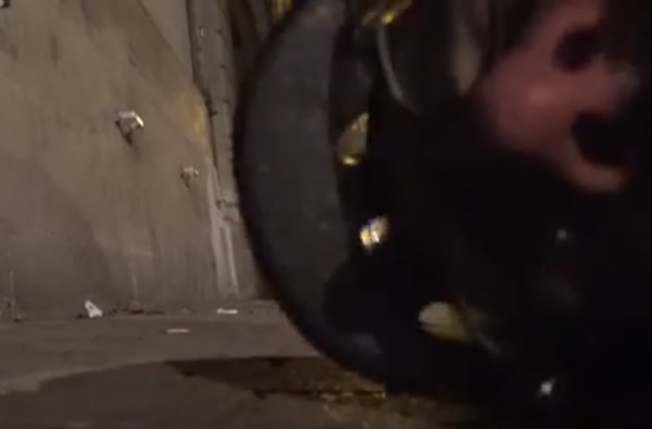 VIDEO. Pendant qu'il filme, un journaliste est blessé par un tir de flashball : une côte fracturée