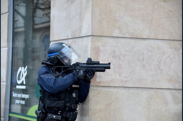 18 ans et GJ à Saint-Etienne : « Un policier furax sort arme à la main et me dit ‘dégage' »