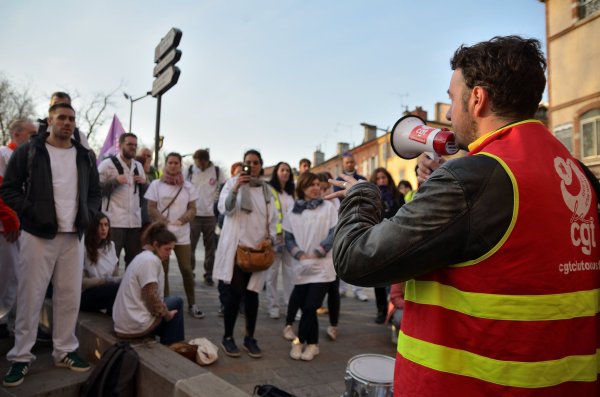 Malgré la répression, une centaine de soignants du CHU de Toulouse et leurs soutiens en action