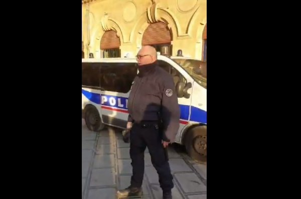 VIDEOS. Acte 56 : Un policier menace un journaliste d'un coup de tête