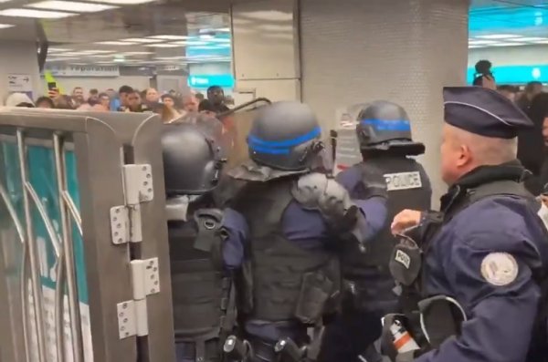 VIDEO. « On a gagné » : les grévistes repoussent la police venue réprimer à l'intérieur du métro