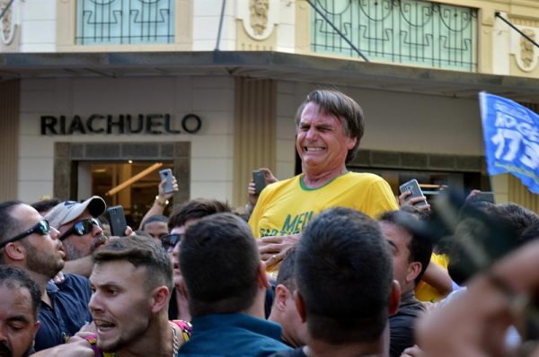 Brésil : l'attaque contre Jair Bolsonaro accroît les tensions un mois avant les élections