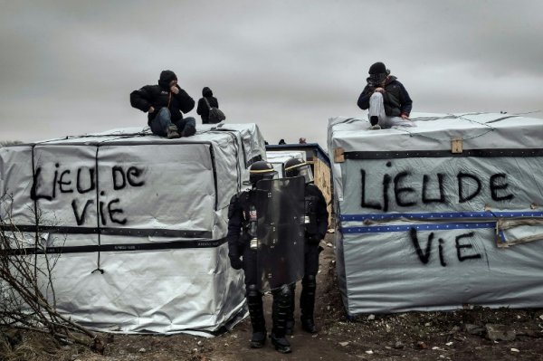 Affrontements entre des migrants à Calais : la répression, seule réponse du gouvernement 