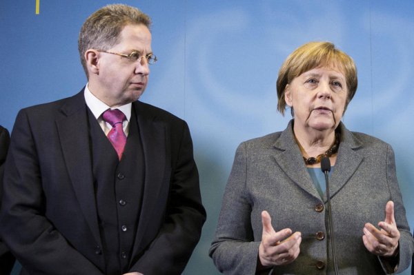 Allemagne : lié à l'extrême-droite, le chef des renseignements obtient... une promotion 