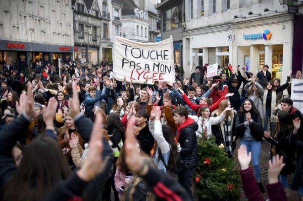 Mardi noir : lycéens et étudiants par milliers dans les rues contre Macron
