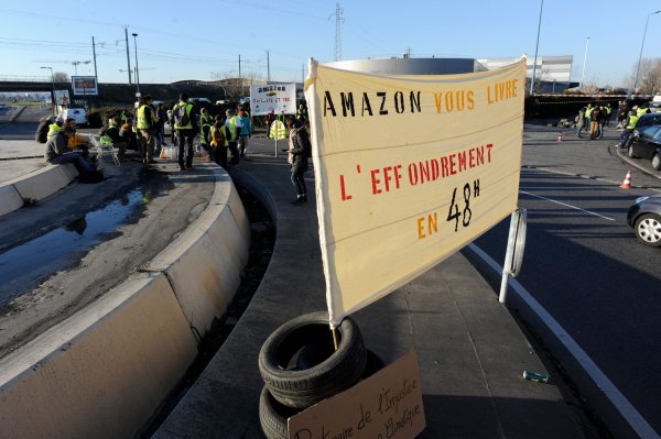 Avant l'acte 15, plusieurs centaines de Gilets Jaunes toulousain ont bloqués Amazon