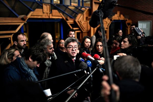 Mélenchon condamné à 3 mois de sursis : solidarité face à un jugement politique