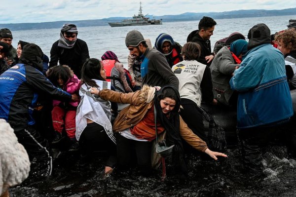 Scandaleux. En Grèce, les garde-côtes ouvrent le feu en direction d'une embarcation de réfugiés