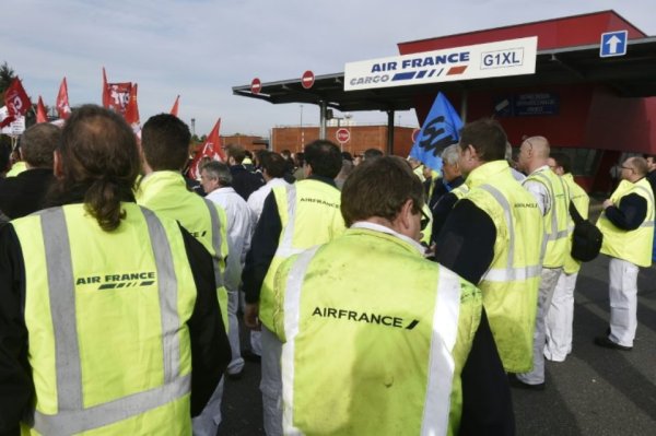Le procès des salariés d'Air France reporté au printemps. Des failles dans leur état d'urgence ?
