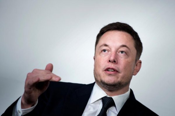 Sur fond de crise, Elon Musk, patron de Tesla, devient l'homme le plus riche du monde