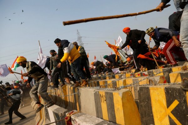 Inde. Des centaines de milliers de paysans s'affrontent aux forces de sécurité à New Delhi 