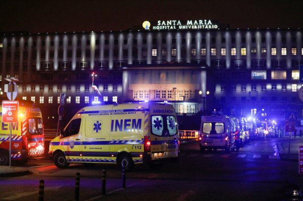 Covid-19 : le Portugal s'enfonce dans une situation chaotique, des files d'attente d'ambulances