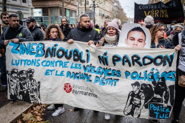 Marseille. Des centaines de personnes rendent hommage à Zineb Redouane, la police réprime le cortège