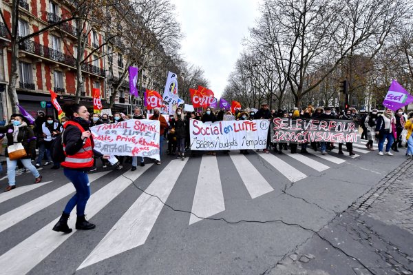 Salaires gelés depuis 20 ans, manque de moyens : les travailleurs sociaux en grève dans toute la France