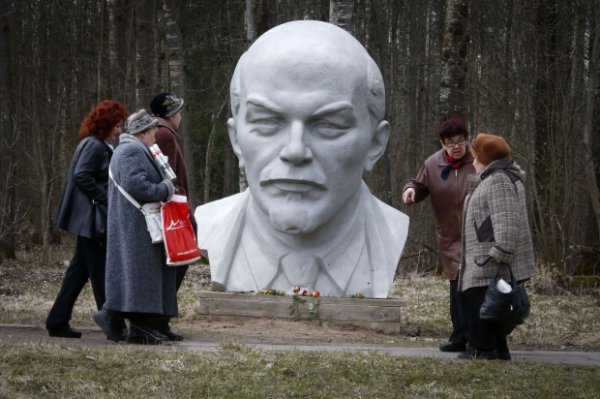 Poutine s'en prend à Lénine