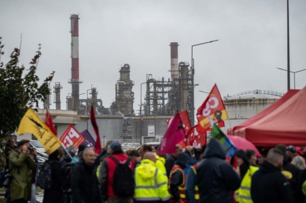 Grève massive dans les raffineries : « il faut que l'intersyndicale prépare la grève reconductible »