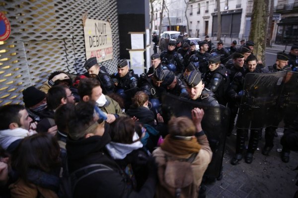Femmes et enfants frappés par les gendarmes au cours de la rafle du Lycée Jaurès