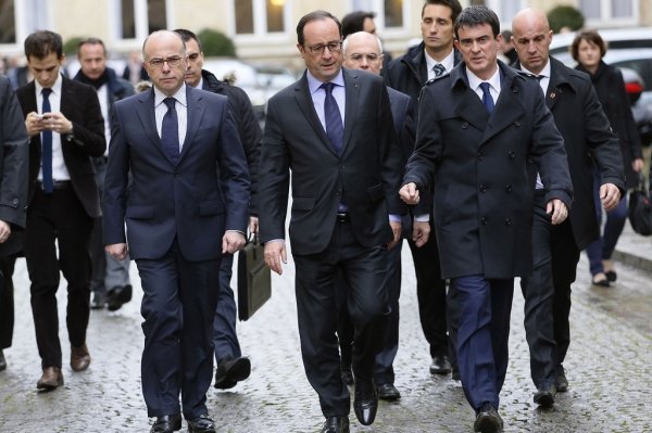 Interdiction de manifester. Hollande et Valls ont-ils évité une crise politique ?