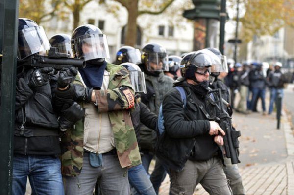 Militarisation de la police : compte-rendu critique des analyses de Pierre Douillard-Lefevre, auteur de L'Arme à l'oeil 