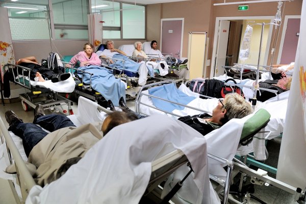 Des patients sur des lits de camp dans un hôpital de Dijon
