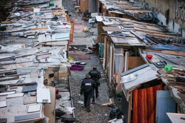 La police évacue un bidonville à Gennevilliers