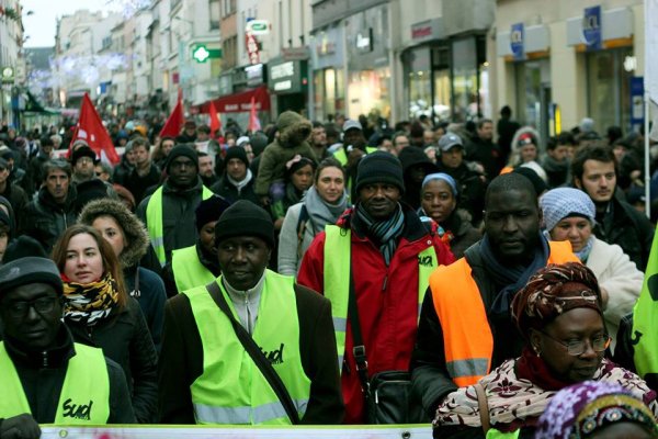 Entourés de nombreux soutiens les grévistes du nettoyage SNCF manifestent à Saint-Denis