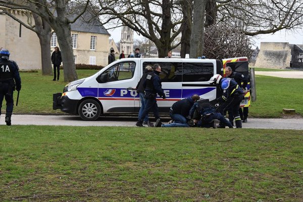 Caen, le 22 mars : "Lacrymo, flashball, coups de matraque sur un gosse de 16 ans qui est parti à l'hôpital !" 