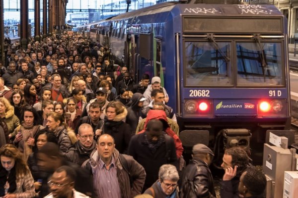 Point à la mi-journée : Début de grève massif des cheminots, trafic quasi-paralysé dans toute la France