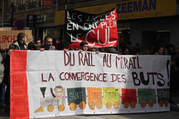 A Toulouse, cheminots et étudiants marchent ensemble contre le gouvernement Macron