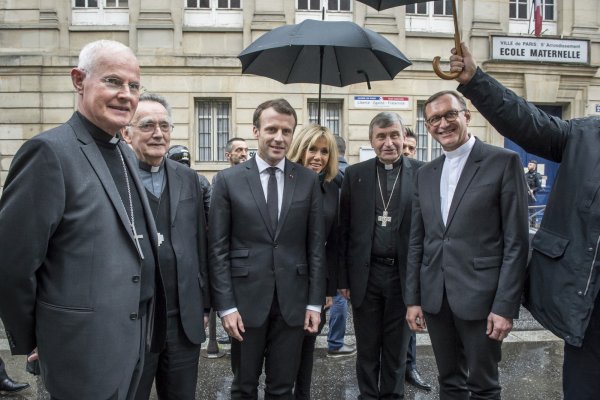 Macron-roi veut « réparer le lien entre l'Église et l'État » : la droite dure tend l'oreille