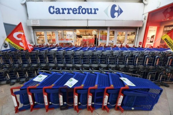 Trahison ! A Carrefour, FO, la CFDT, la CFTC et la CFE-CGC signent l'arrêt du mouvement pour des miettes