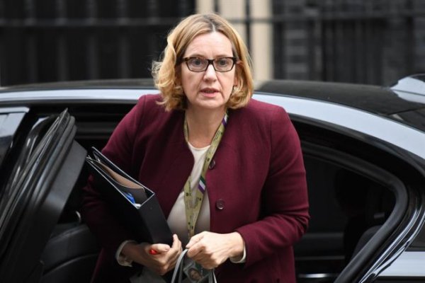 Accusée d'avoir instauré des quotas d'expulsion, la ministre britannique de l'Intérieur démissionne