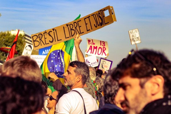 [PHOTOS] 2 000 personnes à Paris contre Bolsonaro 