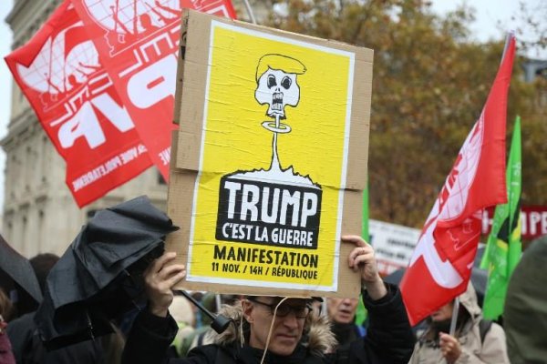 #11novembre. Paris bouge contre les « fauteurs de guerre »