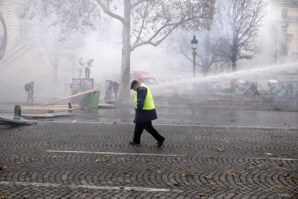 Gilets jaunes : canon à eau et lacrymos déployés. Déjà 9 interpellations à Paris !