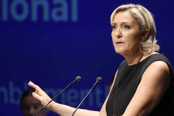 Le Pen repeint le drapeau européen aux couleurs des Gilets Jaunes : opération récupération !