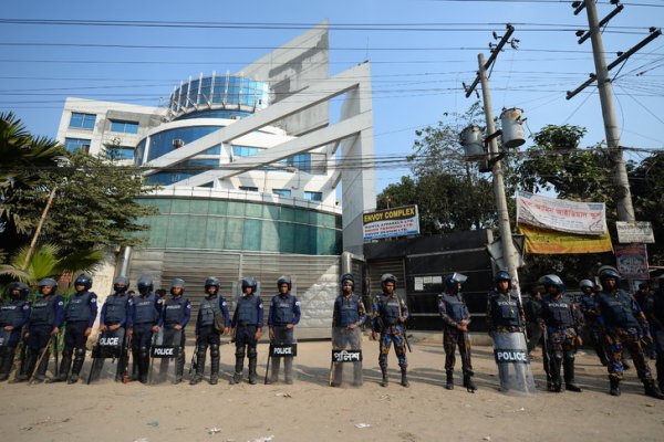 Bangladesh. Des milliers d'ouvriers en grève pour la hausse des salaires réprimés par la police