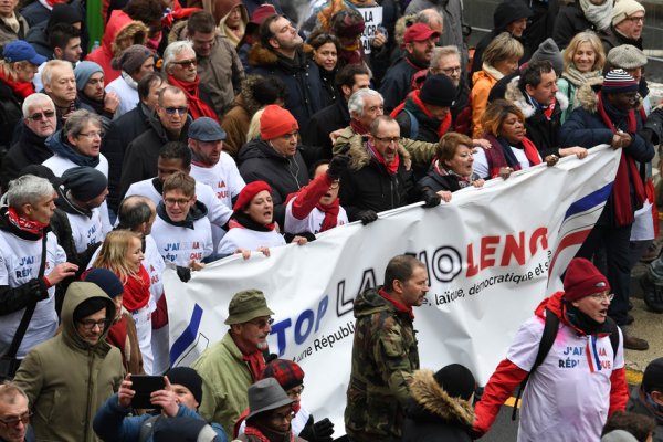 De "quelques milliers" à plus de 10.000 en fin de journée : les Foulards Rouges se sont-ils multipliés ?