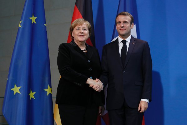 Merkel marque ses distances avec Macron