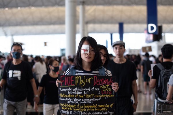 Hong-Kong. Blocage de l'aéroport international, Pékin durcit le ton