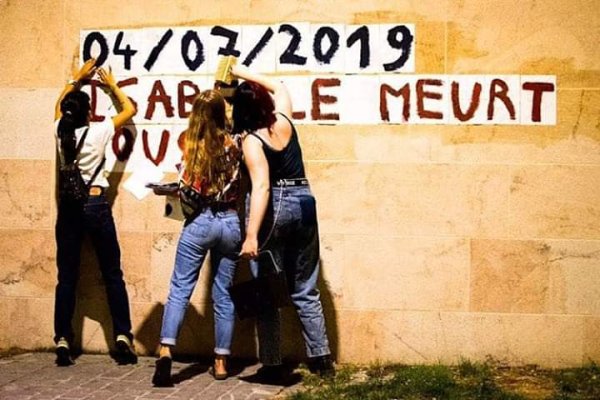 La mairie de Paris fait la chasse aux panneaux anti-féminicides 