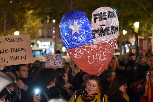 Plus de 100 personnes à Paris pour soutenir la grève des chiliens contre Piñera