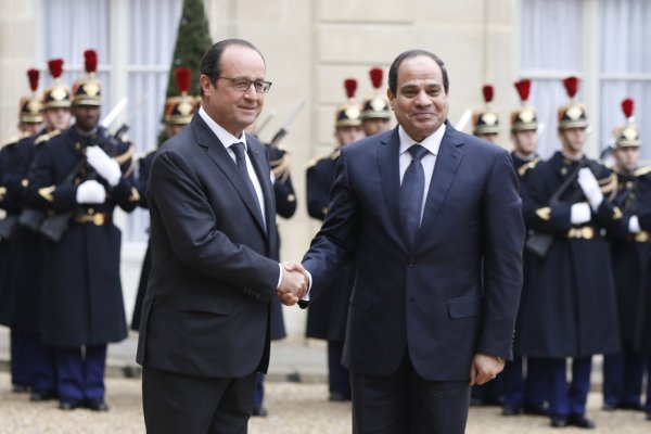 Hollande poursuit son idylle militariste avec Sissi