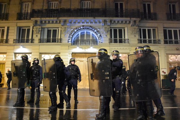 Macron exfiltré d'un théâtre parisien sous pression des manifestants