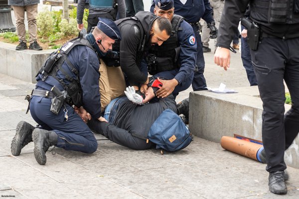 Vidéo. Cinq personnes violemment arrêtées pour des pancartes du 1er mai à Paris