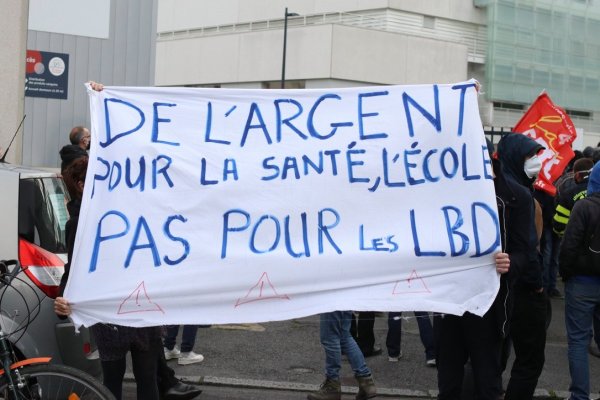 11 mai. Rassemblement devant le CHU de Nantes pour demander « du fric pour l'hôpital public »