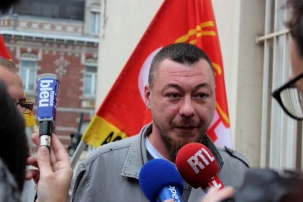« Les voleurs, c'est les patrons ! » Solidaires avec Dominique, licencié de PSA Valenciennes