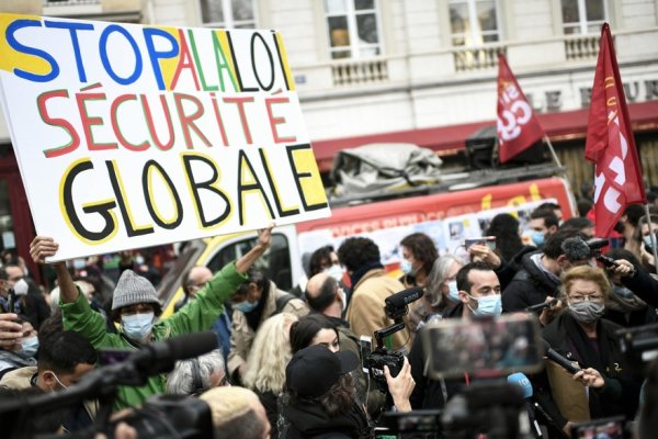 Sécurité privée : le gouvernement attaque les travailleurs étrangers dans le cadre de sa loi Sécurité Globale