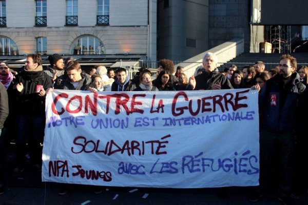 [Vidéo] Paris. Plus de 500 personnes tiennent le pavé aux côtés des migrant-e-s malgré l'état d'urgence