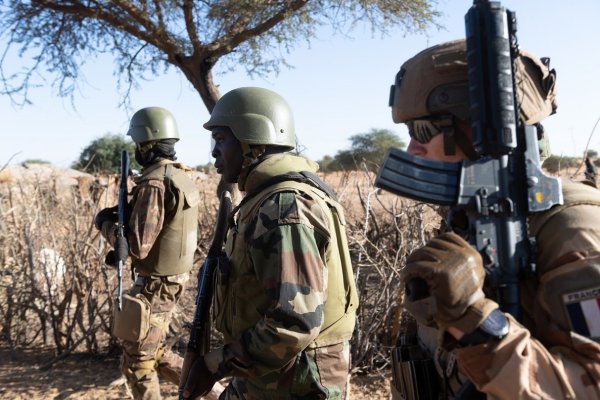 Trois soldats morts au Mali. Que fait la France en Afrique ?